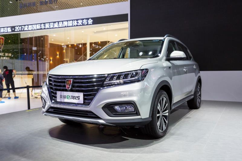 全新荣威950、荣威e950定义“高级轿车” 成都车展亮相售价16.88万起 互联网汽车上市一周年 系统升级带来颠覆式进化
